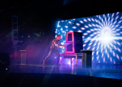 Mago durante lo spettacolo Pop Magic