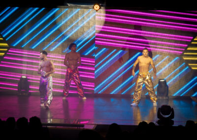 Ballerini durante lo spettacolo Pop Magic