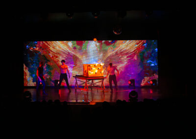 Ballerini durante lo spettacolo Pop Magic