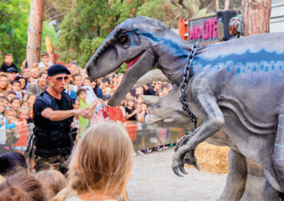 Fotografia del Tenente Alex alle prese con il dinosauro - Spettacolo Dino Live Show